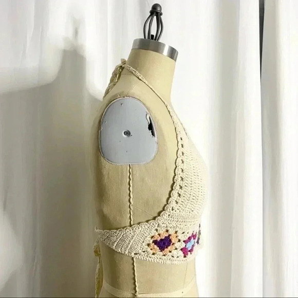 Floral Crochet Crop Top​​ - Picture 2 of 7